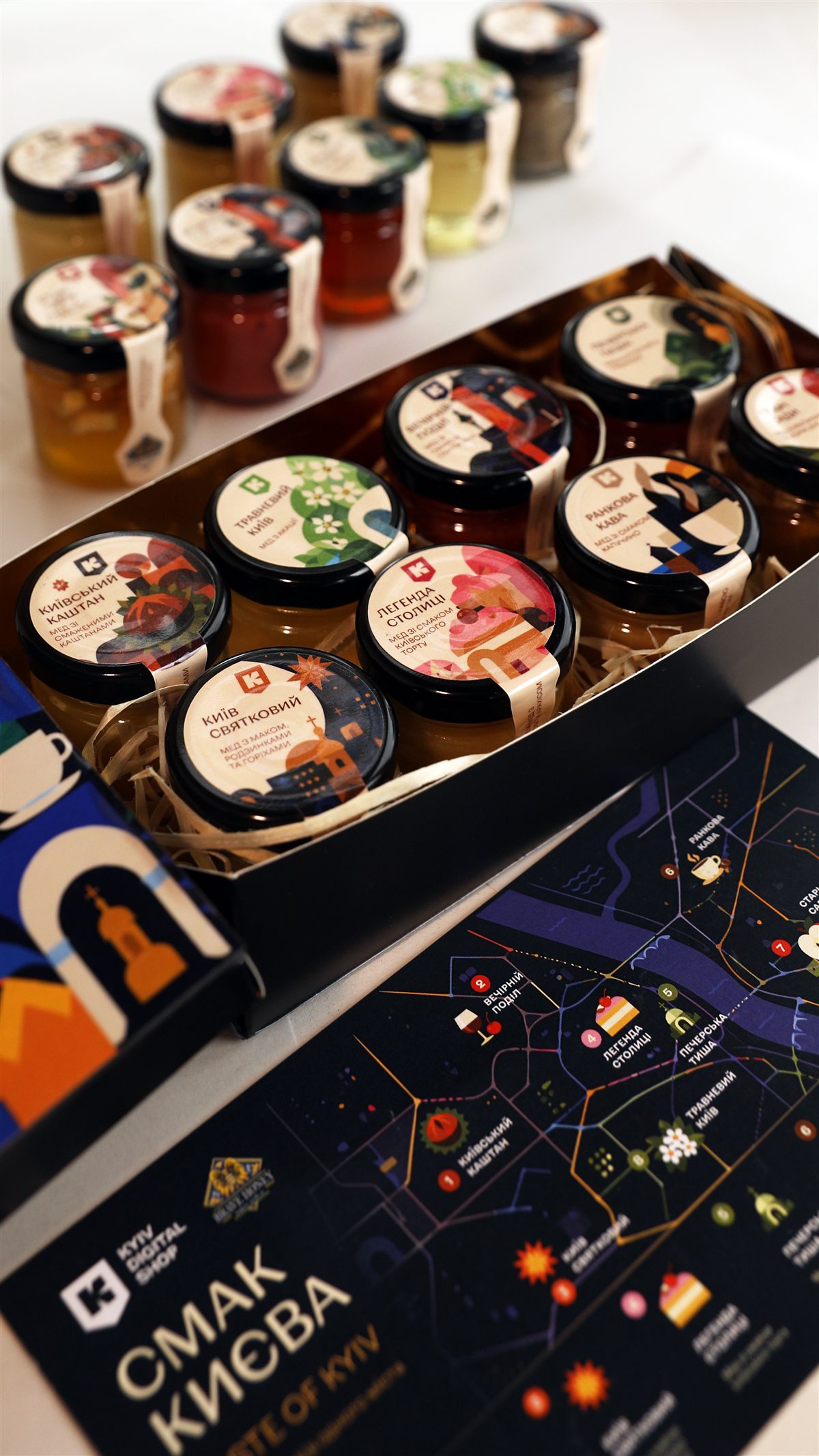 Відкрита коробка Classic Box з медовою картою Києва